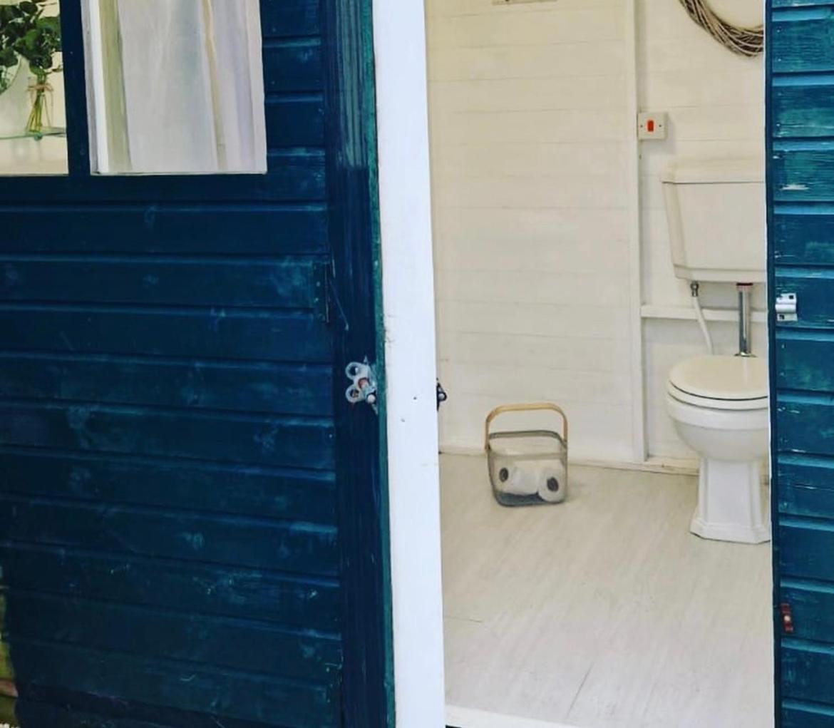 Peggy'S Hut Hotel Astbury Bagian luar foto